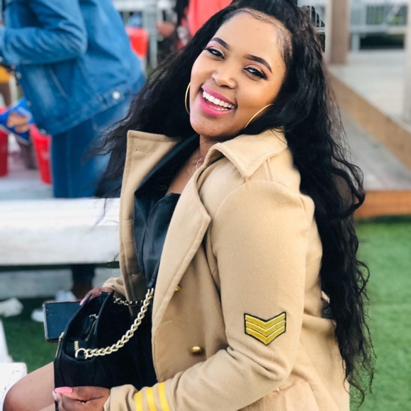 Poshmark profile picture for @yonela